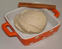 Glace à la cannelle simple, rapide et très bonne.J'ai appris cette recette lors de mes cours de cuisine il y a plusieurs années et je n'ai jamais oublié la recette.