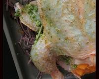 Un poulet parfumé à la roquette et à la mangue, de quoi changer du traditionnel poulet rôti!