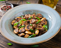 Salade de champignons de Paris au parmesan et à la moutarde : la recette simple pour un dîner prêt en 10 minutes