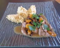 Un plat rapide et original à base d'émincé d'agneau, d'abricots secs, pruneaux et raisins secs.