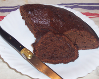 Un gâteau simple, chocolat et banane, à faire en famille et à partager au cours d'un goûter de dimanche pluvieux, très agréable.