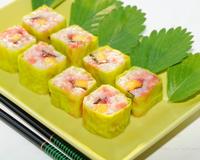 Voilà des makis pour un dessert tout en fraîcheur. Ils sont gorgés de fruits juteux et sucrés, un vrai plaisir en été ! Le riz est mélangé au pamplemousse pour former…