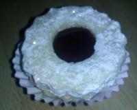 Petit sablés fourrés à la confiture de fraise ou de fruits rouges.