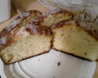 C'est un gâteaux au yaourt nature avec des morceaux de pommes.