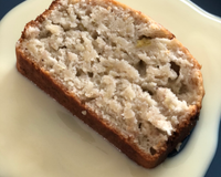 Des bananes bien mûres, une personne allergique aux oeufs ou plus grand chose dans le frigo... une recette simple, rapide et économique.
