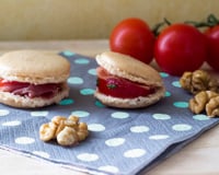 Macarons aux noix, tomates marinées au Roquefort Papillon et jambon de pays