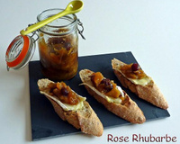 Crostini au chutney de pomme et au brie