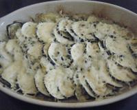 Un délicieux gratin bicolore avec des rondelles de courgettes et de pommes de terre alternées, recouvertes de fromage fondu.