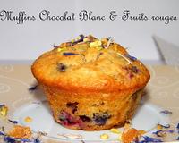 Muffins aux fruits rouges et pépites de chocolat blanc avec encore la surprise de croquer dans un carré de chocolat blanc au centre du muffin !