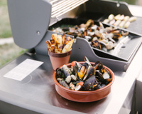 Moules et coques à la plancha, frites grillées