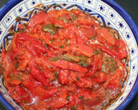 Une salade très fraîche et piquante à la fois, faite de poivrons et tomates (dosage du piment selon goût).