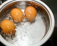 Cette technique de cuisson sans eau bouillante permet d'obtenir des œufs durs parfaitement écalés