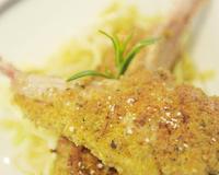 Fines et délicates côtelines d'agneau croustillantes avec une fondue de fenouil légèrement relevée.