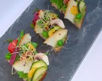 Une petite tartine gourmande et colorée aux saveurs du Sud-Ouest, où la délicatesse de l'Ossau-Iraty se même parfaitement à celle du piment d'Espelette.