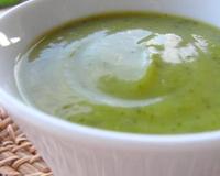 Onctueuse et douce grâce au lait de coco, cette crème de courgette peut être servie chaude ou froide.