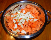 Velouté aux légumes et aux épices avec brisures de magrets de canard fumé