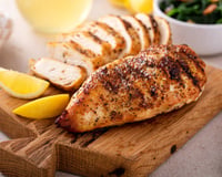 Fini le poulet sec : l'astuce imparable pour obtenir des blancs de poulet ultra-moelleux à la poêle