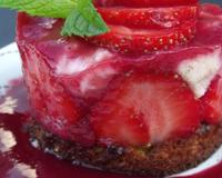 Une génoise surmontée d'un bavarois aux fraises recouvert d'un miroir à la framboise.