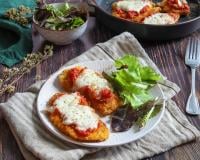 Escalopes de poulet panées à la sauce tomate et mozzarella