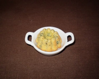 Cannelés au pesto de coriandre et à la tomate