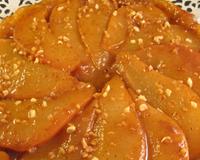 Tarte tatin aux poires et au caramel au beurre salé.