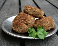 Des boulettes gourmandes aux pois chiches, amandes et épinards. A tester de toute urgence.