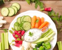 Variez les plaisirs pour accompagner vos légumes à l’apéro, on vous propose ici un mélange de Danone skyr, recette inspirée d’Islande…