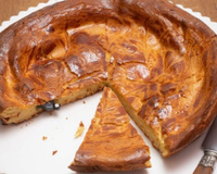 Ni frangipane ni feuilletage : testez la galette comtoise à la pâte à chou et fleur d’oranger de Laurent Mariotte