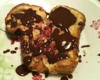 Brioche perdue (artisanale) fourrées de framboises (fraîches) et accompagnée d'une ganache.