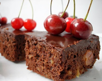 Voici une mignardise chocolatée qui ne se refuse pas.Des brownies au chocolat, aux noix et aux cerises.Ces petits carrés à la texture moelleuse, fondante etcroquante…