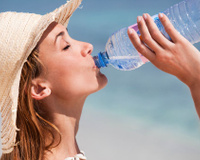 Faut-il boire chaud, froid ou tiède pendant la canicule : voici le verdict de la science