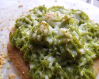 Une purée de brocoli et patate douce, sur un sablé au parmesan, légèrement parfumé au curry