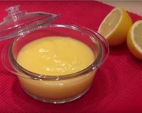 Une onctueuse crème au citron pour préparer tartes, choux et bien d'autres desserts, tout aussi gourmands ! Avec seulement 15g de beurre, que demander de plus ?