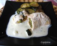 De petits rouleaux garnis de légumes et fromage, accompagnée d'une crème à la fourme.