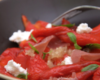 Salade tiède de poivrons grillés au jambon de parme et chèvre frais