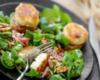 Avec cette recette hyper simple, réalisez vos propres chèvres chauds maison pour agrémenter vos salades