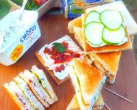 Le pain de mie toasté, la fraîcheur du concombre et l'onctuosité du fromage frais, avec un assaisonnement typiquement libanais : le club sandwich parfait pour une collation…