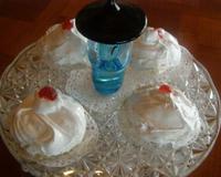 Si vous le désirez, juste avant de les servir, arrosez les dérives d'iceberg d'alcool flambé (Grand Marnier, rhum, Cointreau selon le goût
