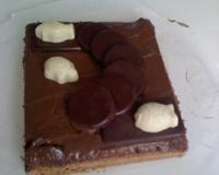 Une génoise imbibée de café au rhum (ou marsala) et une mousse au chocolat noir.