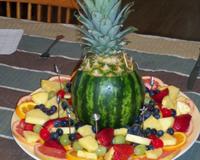 Prendre une ananas, lui enlever le chapeau. Ensuite, retirer l'intérieur du fruit et y mettre à la place des boules de melon d'eau. Remettre le chapeau et mettre des…