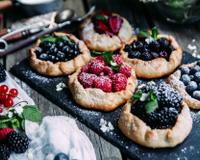 Tartelettes rustiques à l'amande, fraises, framboises, mûres et myrtilles