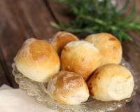 Des délicieuses briochettes moelleuses dans lesquelles se cachent un abricot sec farci au roquefort . Une belle alliance douce roquefort / abricot à partager…