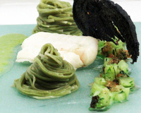 Morue fraîche cuite à la vapeur condiment et sauce à la tomate verte nouilles au thé vert