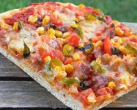 De la viande épicée, du maïs, des tomates, des piments verts et de la mozzarella, elle vous tente ma pizza mexicaine ?