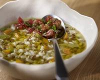 Cette soupe mariant lentilles roses de Castellucio (Ombrie) et le riz Arborio (plaine du Pô) est une éloquente illustration de la cuisine italienne, assise sur une multitude…