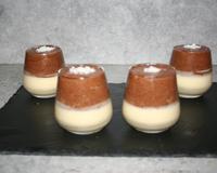 Petites verrines de chocolat blanc et chocolat noir saupoudrez de noix de coco.