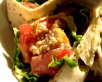 Cette recette je l'adore, rien que de voir les photos, j'ai faim ! J'avoue, j'aime, j'aimais, les wraps au poulet du macdo...et puis aussi ceux au chèvre.... Un soir…