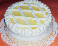 Une variante du fraisier avec des abricots et crème mousseline, recouvert de méringue.