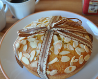 De la pulpe de coings caramélisés est ajoutée à la pâte pour la rendre moelleuse. La texture est celle d'un quatre-quarts.