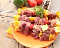 Brochettes de canard aux légumes et fruits d’été : la recette gourmande de Cyril Lignac à tester avant la rentrée